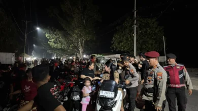 Foto pendukung berita Antrean Panjang di SPBU Tutuyan, Kapolres Boltim Turun Langsung Mengecek Situasi dan Bagikan Air Mineral kepada Warga