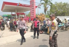 Foto pendukung berita Atasi Kemacetan Akibat Antrean BBM di SPBU Tutuyan, Kasat Lantas Polres Boltim Turun Langsung ke Lapangan