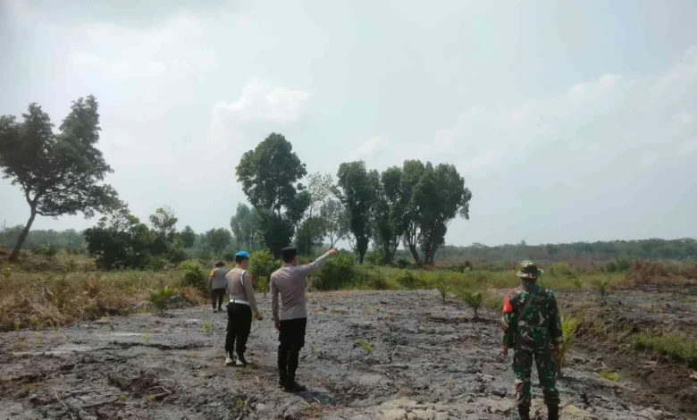 Foto pendukung berita Cegah Karhutla, Polsek Rantau Alai Bersama TNI Intensifkan Patroli dan Mitigasi di Wilayah Rawan