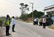 Foto pendukung berita Cegah Kemacetan dan Jaga Keselamatan Pelajar, Kapolsek Rantau Alai Pimpin Strong Point Pagi di Depan SMAN 1