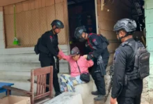 Foto pendukung berita Di Tengah Ketegangan Desa Tonom dan Ibolian Anggota Brimob Evakuasi Lansia Sakit Kemanusiaan Tetap Prioritas