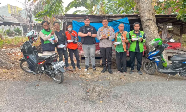 Foto pendukung berita HUT ke-75 Humas Polri, Polres Ogan Ilir Bagikan 50 Nasi Kotak untuk Masyarakat