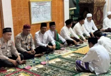 Foto pendukung berita Jaga Kamtibmas Lewat Pendekatan Religius, Polsek Tanjung Raja Hadiri Zikir Akbar Bersama Buya Syekh di Rantau Panjang Ilir