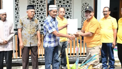Foto pendukung berita Sambut HUT Ke-62, DPD Golkar Padangsidimpuan Gelar Gotong Royong dan Serahkan Bantuan ke Masjid Al-Ikhlas