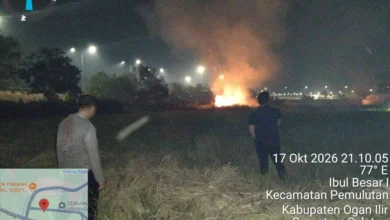 Foto pendukung berita Sinergi TNI-Polri dan BPBD Padamkan Karhutla 1 Hektare di Ibul Besar I Pemulutan